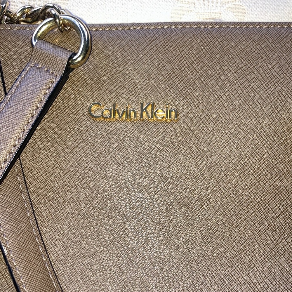 EUC CALVIN KLEIN large bag w/ big end pockets, gt hardware, snap close $78 - Picture 2 of 13